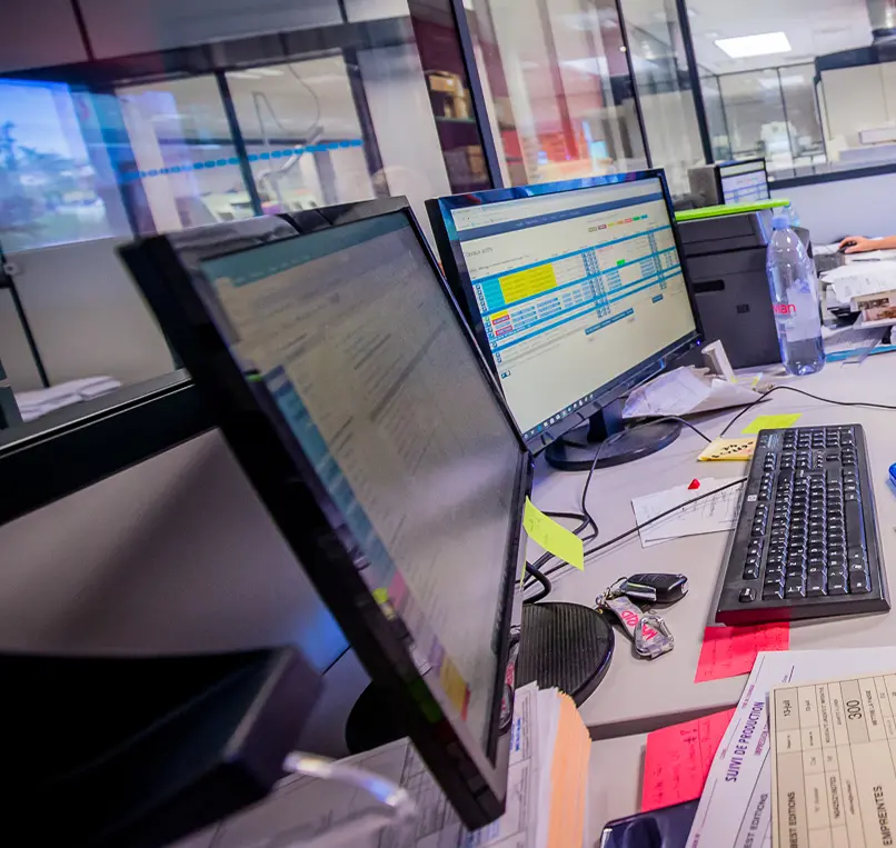 Poste informatique SEPEC NUMERIQUE avec écrans de contrôle pour l’impression numérique